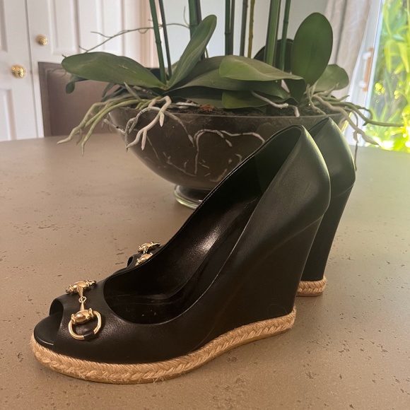 Gucci peep toe leather platform wedge heels - barely used! Size 9 - Picture 2 of 5